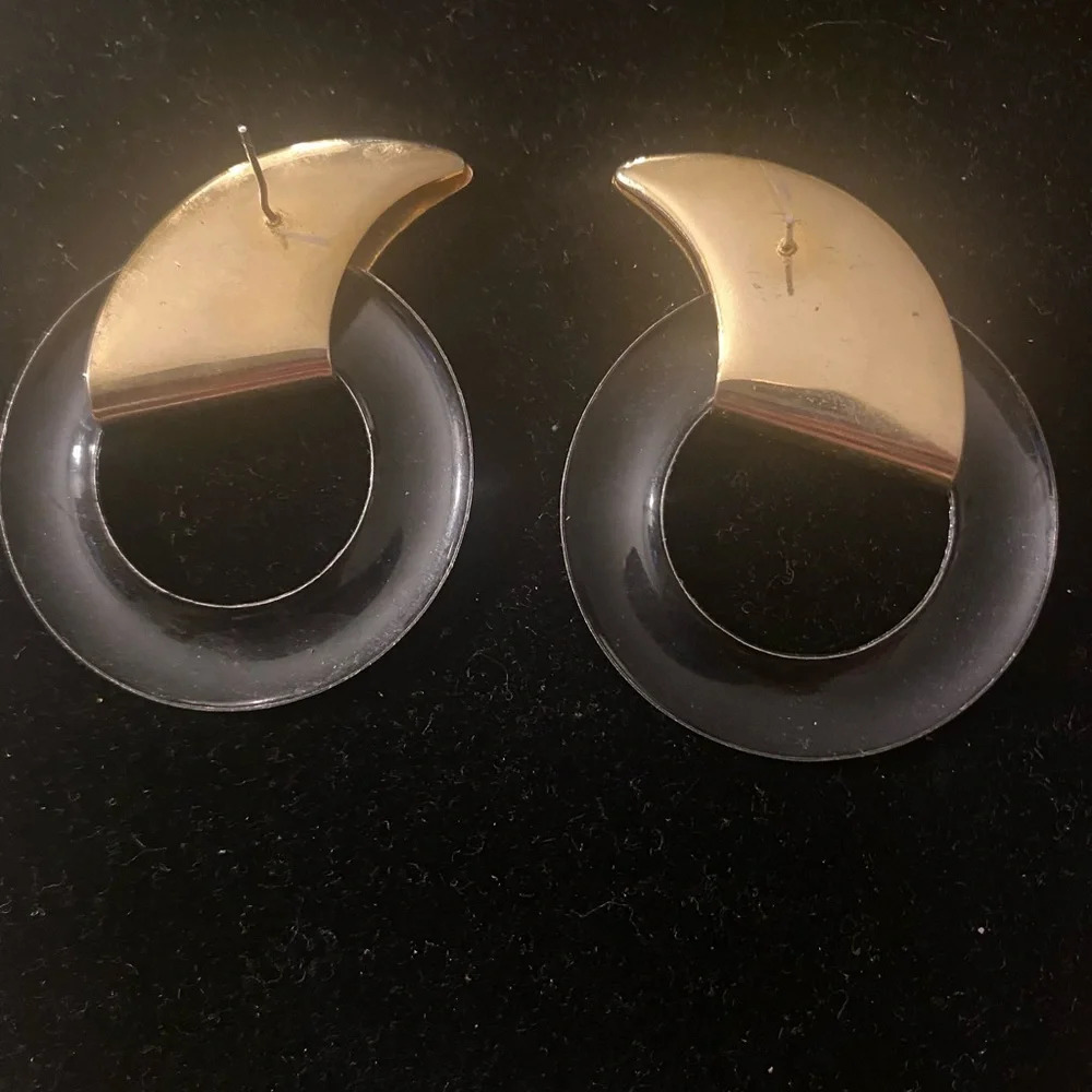 Free w/ bundle purchase! Vintage Black and Gold Circle Earrings - Picture 2 of 4